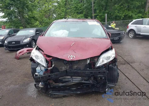 2015 Toyota Sienna Xle 8 Passenger z USA, uszkodzony, nr VIN 5TDYK3DC3FS566341